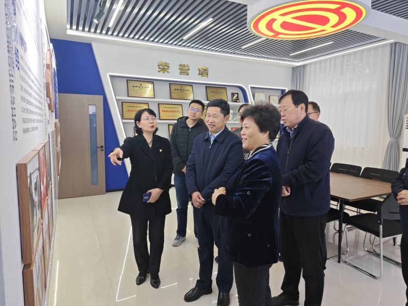 操逼高清大逼2025年05月09日上午 安阳市人大常委会副主任、市总工会党组书记、主席夏军一行莅临华阳电磁铁参观调研；对公司2023年全国五一劳动奖章获得者汪利娜慰问，并听取劳模工作室相关情况汇报